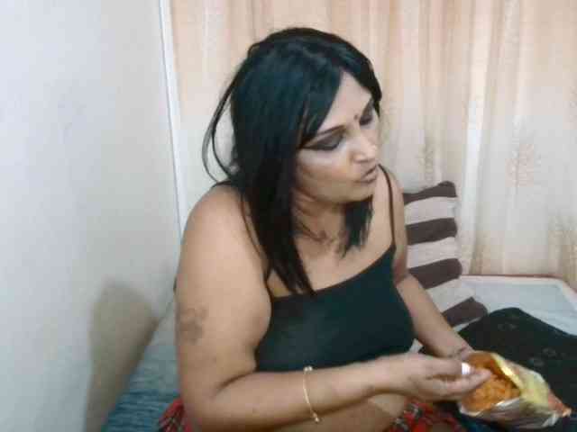SassyIndian bongacams live cam model