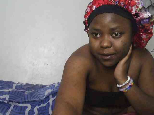 Kissie2 bongacams live cam model