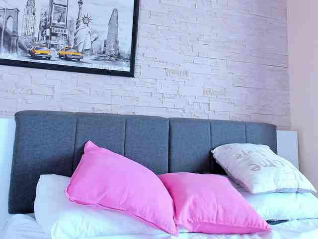 IslaCreed bongacams live cam model