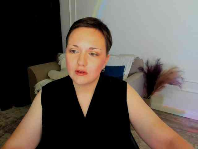 GoldenHazea bongacams live cam model
