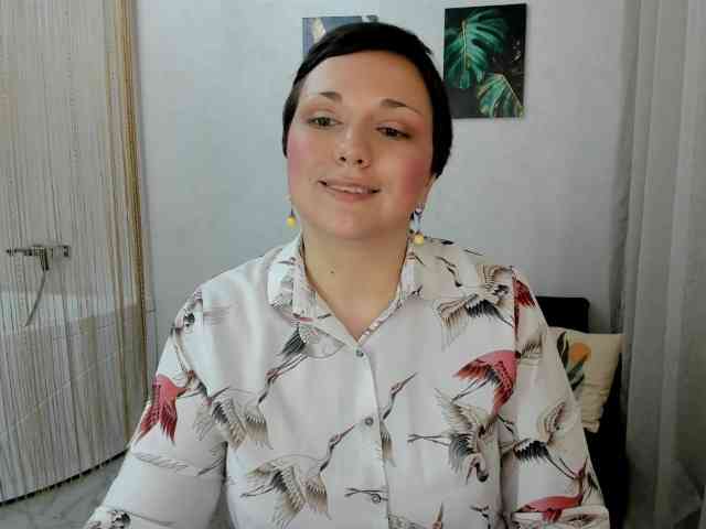 GoldenHazea bongacams live cam model