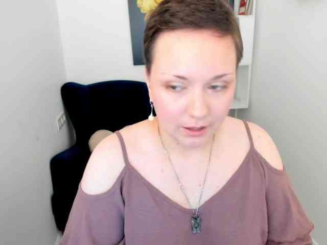 GoldenHazea bongacams live cam model