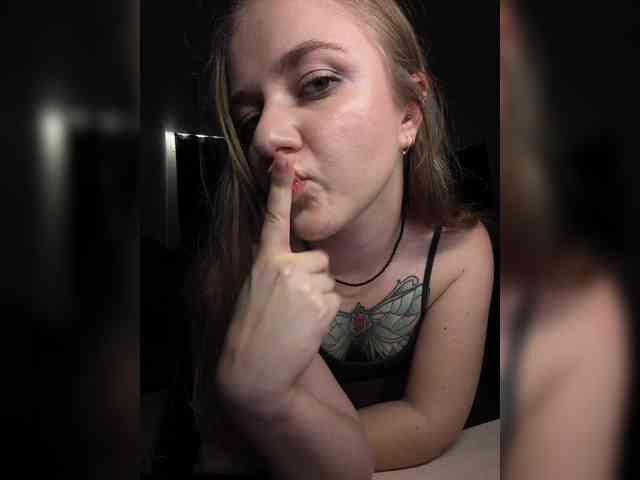 Sweetpies bongacams live cam model