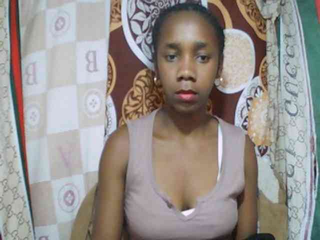Little-sexy bongacams live cam model