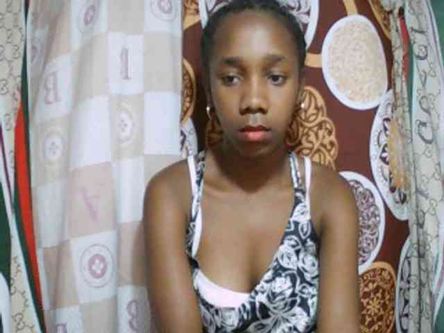 Little-sexy bongacams live cam model