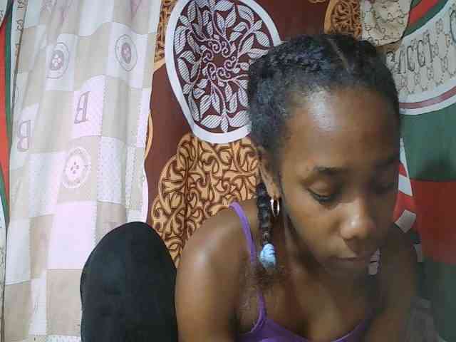 Little-sexy bongacams live cam model