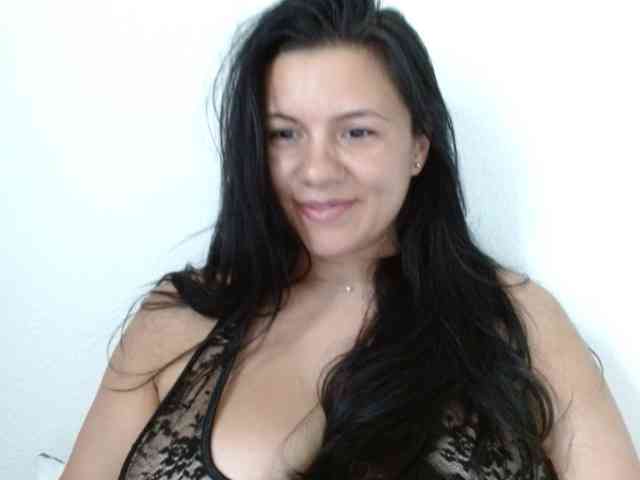 Almaalmy bongacams live cam model