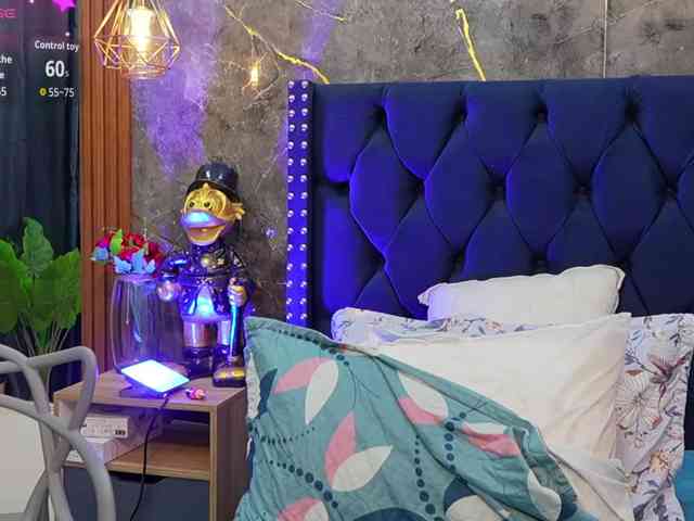 SilverCougar83 bongacams live cam model