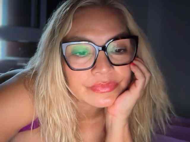 ChloeFox bongacams live cam model