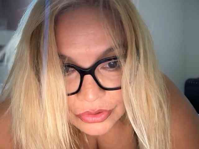 ChloeFox bongacams live cam model