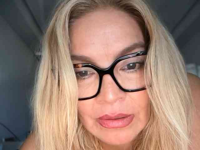 ChloeFox bongacams live cam model