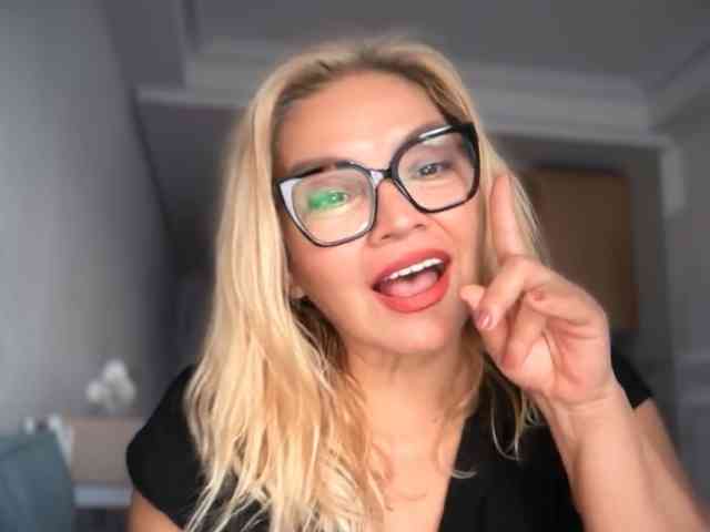 ChloeFox bongacams live cam model