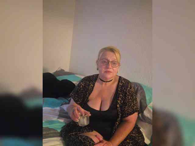 Curvylicious1 bongacams live cam model
