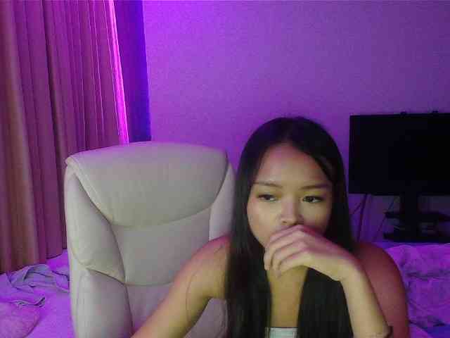 TinyLittleLisa bongacams live cam model