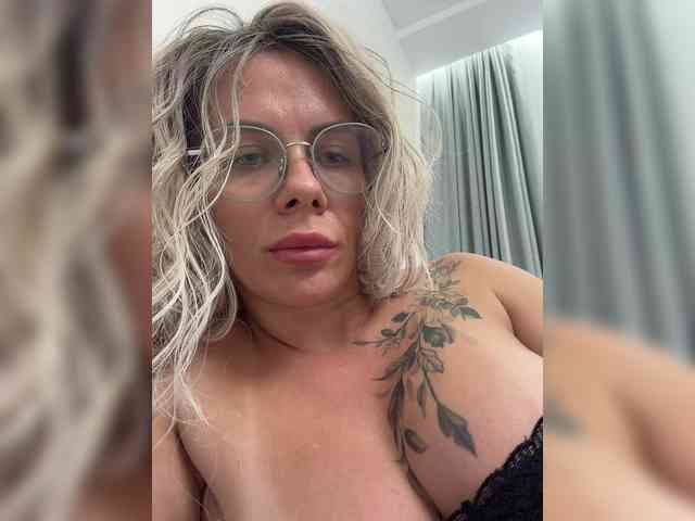 HotDesire bongacams live cam model