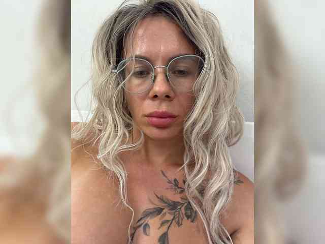 HotDesire bongacams live cam model