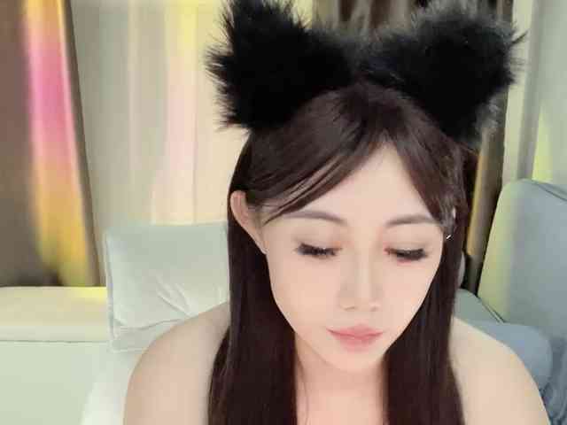 Warm-nuan bongacams live cam model