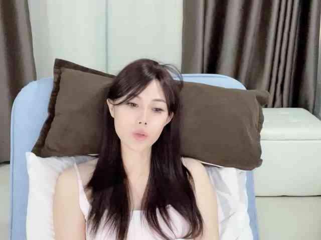 Warm-nuan bongacams live cam model