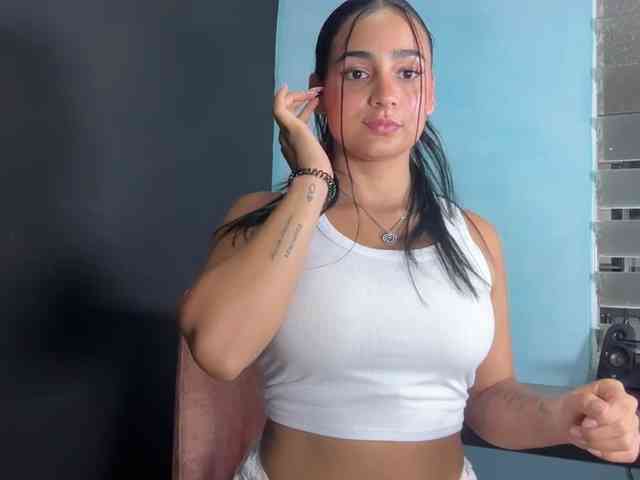 Ashlyrouxx bongacams live cam model
