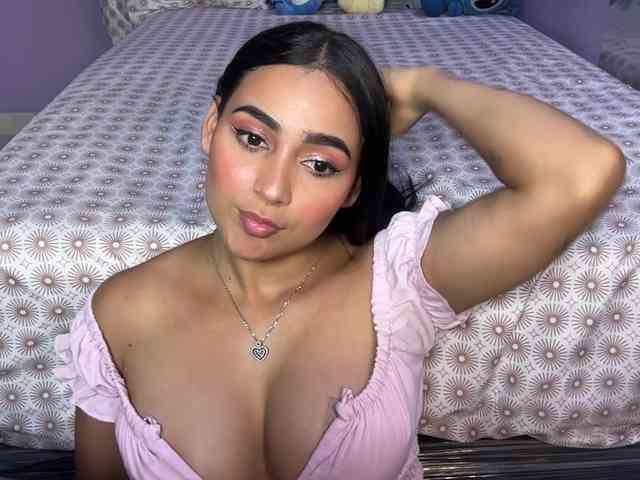 Ashlyrouxx bongacams live cam model