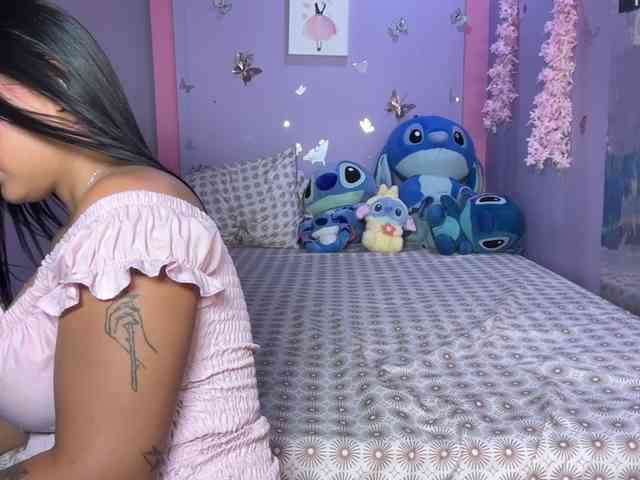 Ashlyrouxx bongacams live cam model