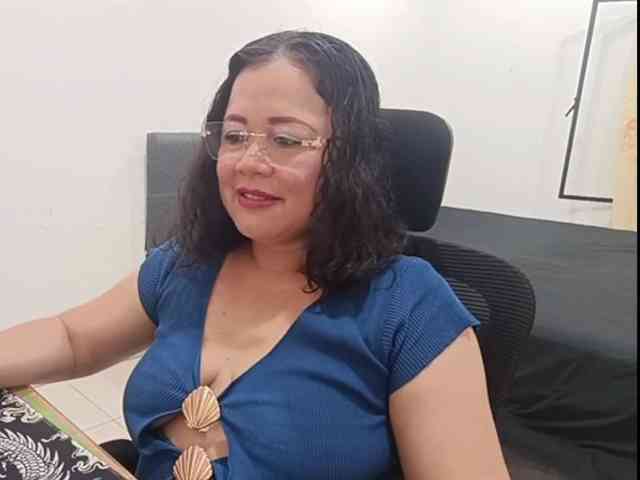 yessmellie bongacams live cam model