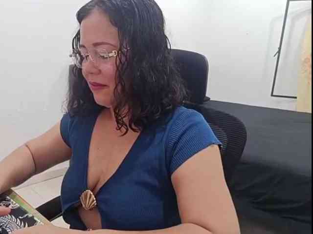 yessmellie bongacams live cam model
