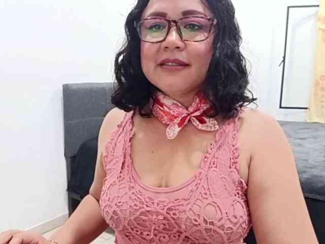 yessmellie bongacams live cam model