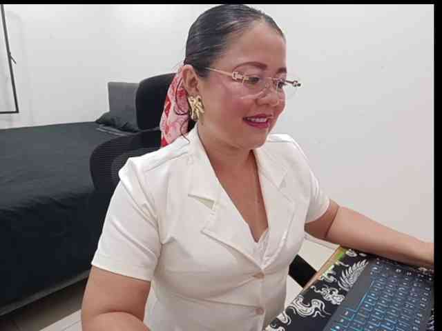 yessmellie bongacams live cam model