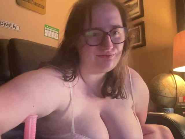lucycomestrue bongacams live cam model