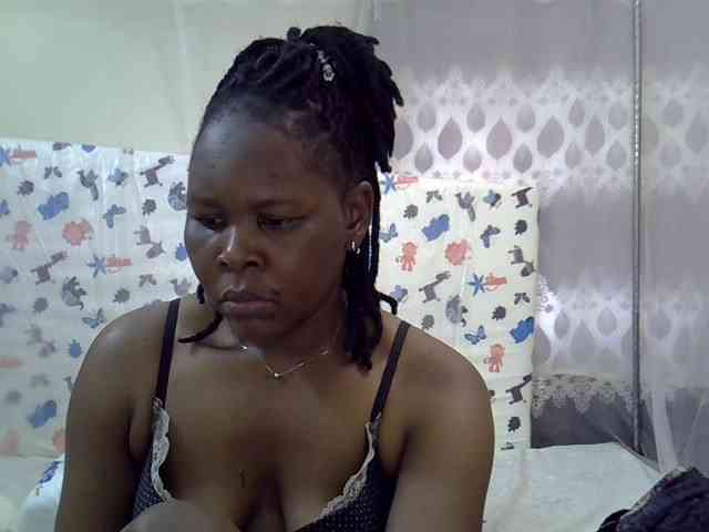 Queen3slim bongacams live cam model