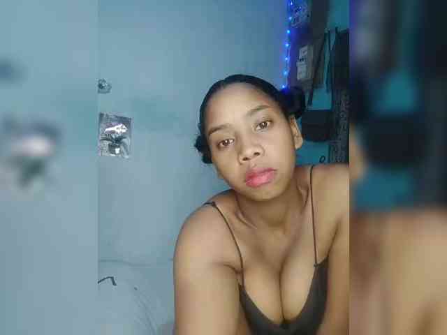 Elynah07 bongacams live cam model