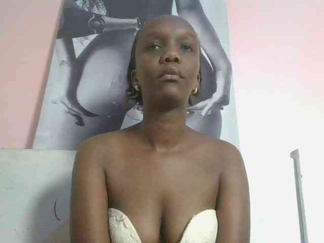 Naughtypetite1 bongacams live cam model