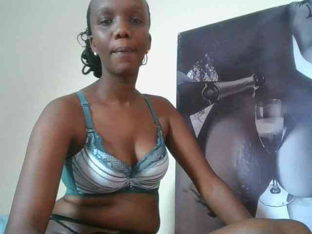 Naughtypetite1 bongacams live cam model