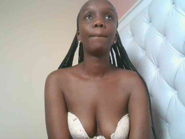 Naughtypetite1 bongacams live cam model