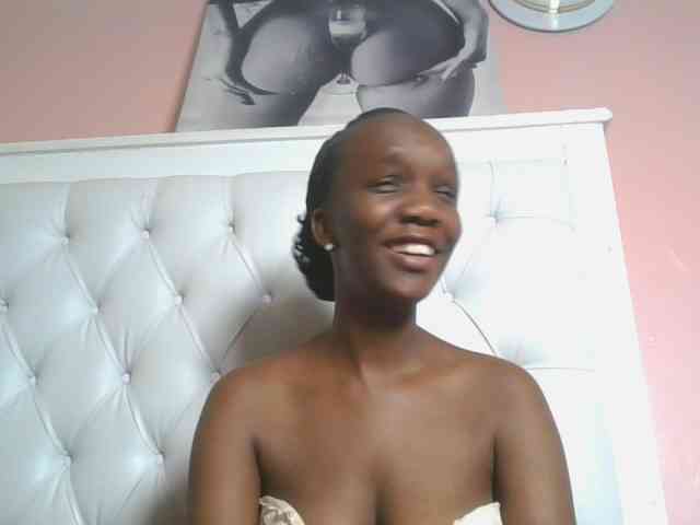 Naughtypetite1 bongacams live cam model