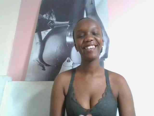 Naughtypetite1 bongacams live cam model