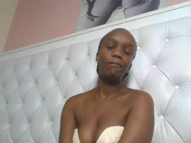 Naughtypetite1 bongacams live cam model