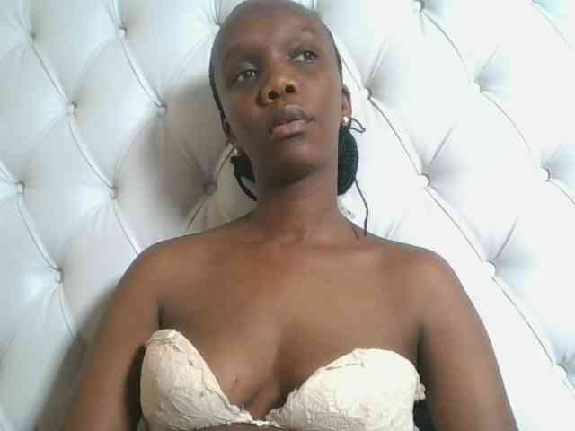 Naughtypetite1 bongacams live cam model