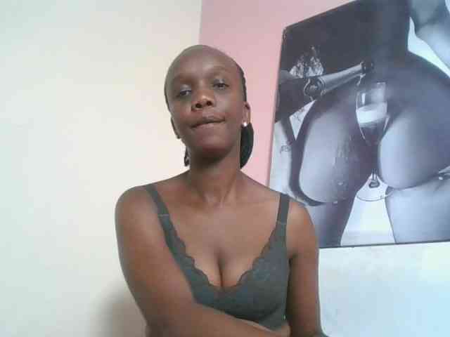 Naughtypetite1 bongacams live cam model