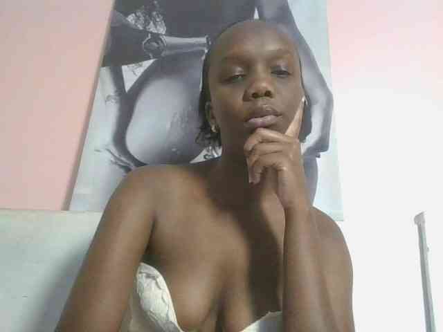 Naughtypetite1 bongacams live cam model