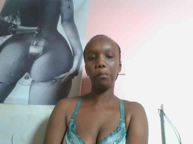 Naughtypetite1 bongacams live cam model