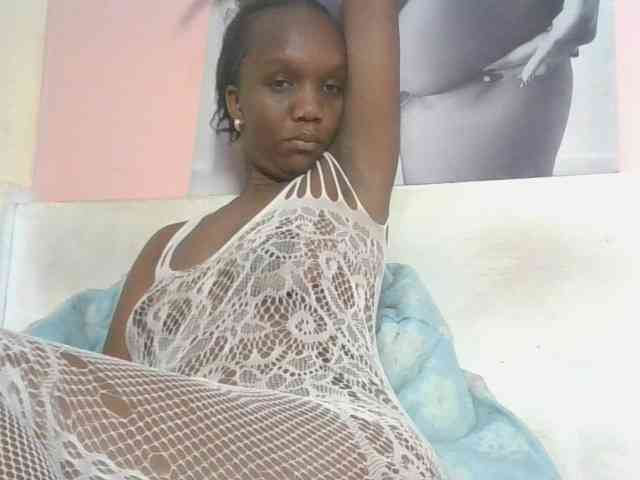 Naughtypetite1 bongacams live cam model