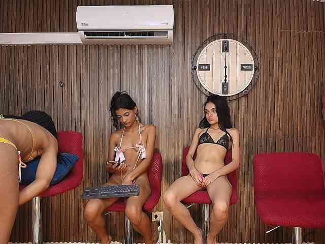 LatinsSquirting bongacams live cam model