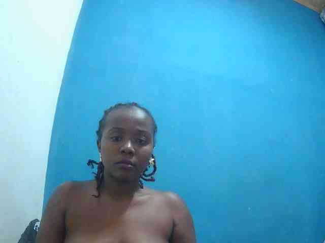 Tinah2 bongacams live cam model