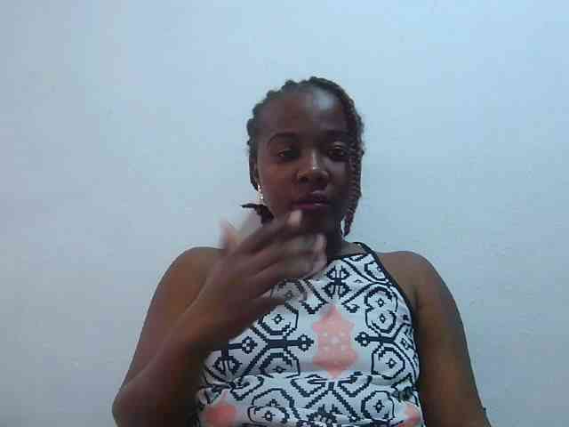 Tinah2 bongacams live cam model