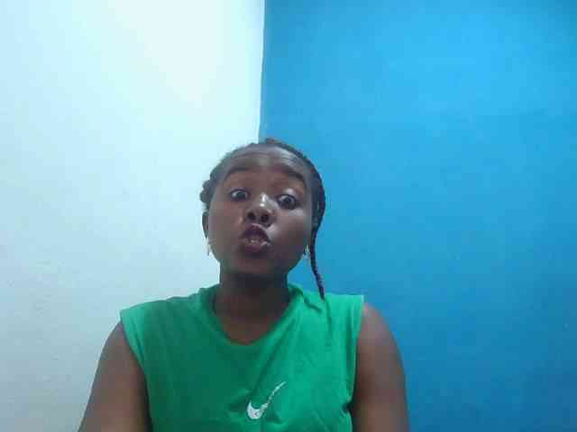 Tinah2 bongacams live cam model
