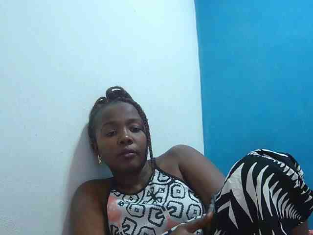 Tinah2 bongacams live cam model