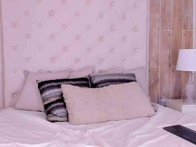 coralhart bongacams live cam model