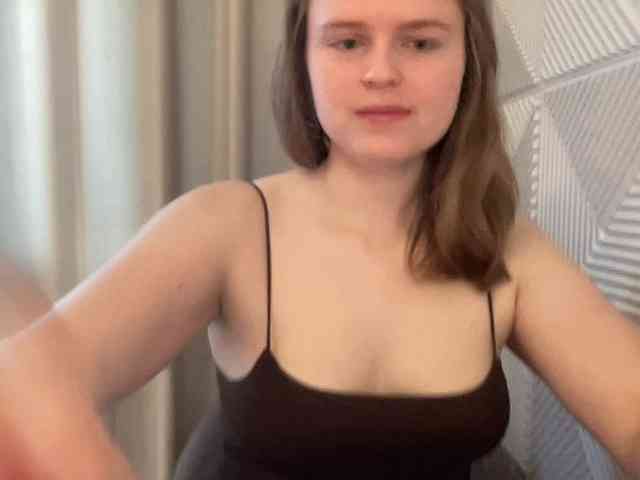 yourqueen bongacams live cam model